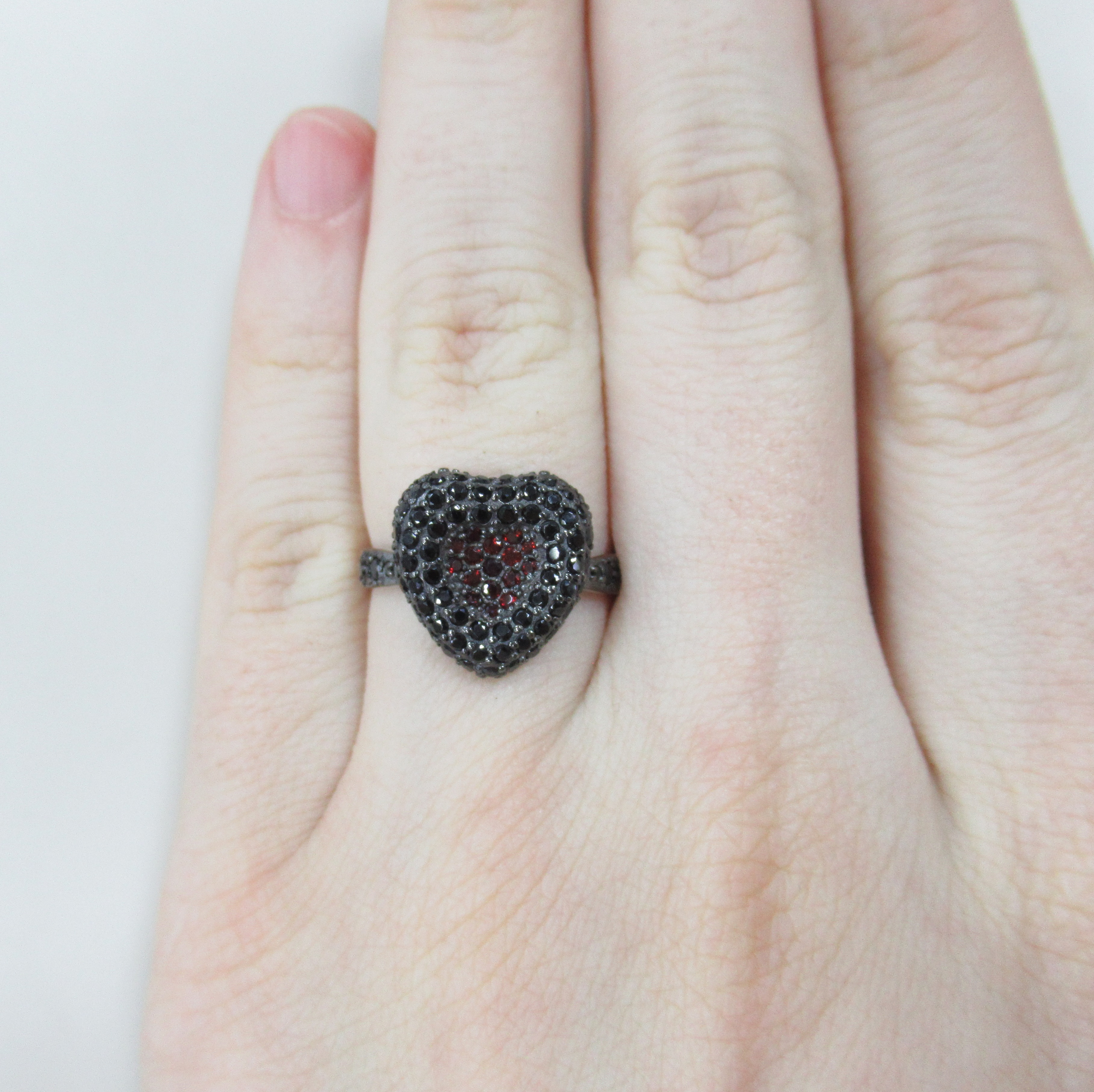 Серебряное кольцо с гранатами и шпинелью "Сердце"